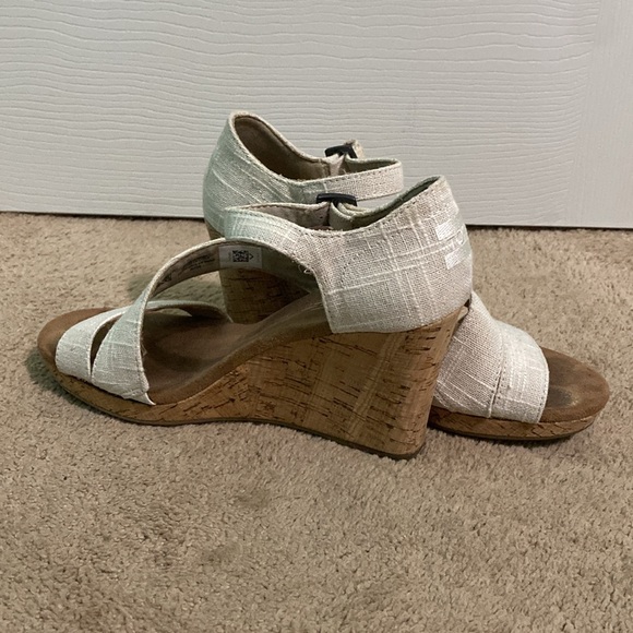 Toms cream wedge heel, size 7.5 - Picture 4 of 5